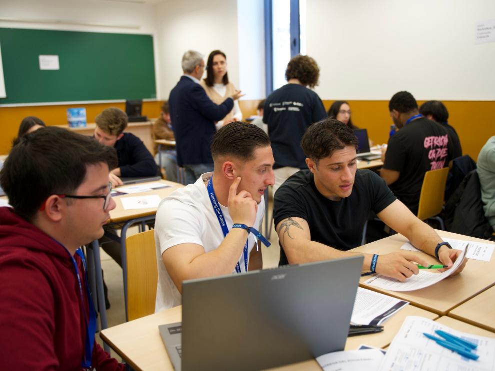 Estudiantes trabajan juntos en un portátil durante una actividad de equipo