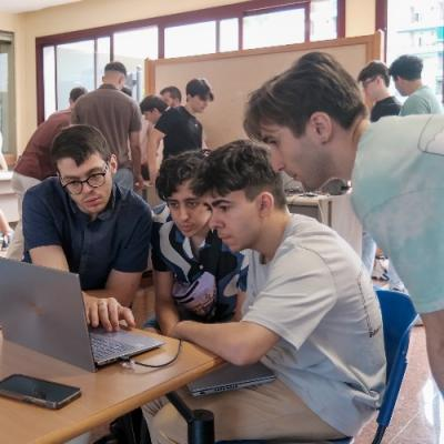 Un equipo comparte ideas alrededor de un ordenador
